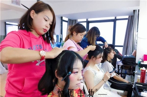 在北京怎样才能选到一所有实力的化妆学校呢？