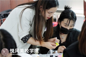 女孩在北京学化妆有前途吗？
