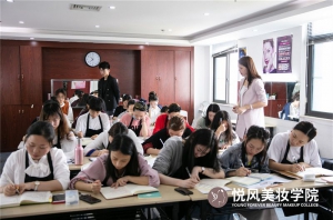 在北京学化妆有没有发展前景？哪家化妆学校比较好？