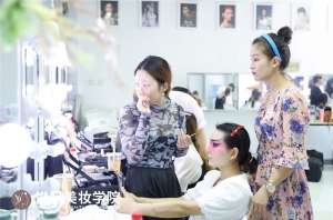 北京学化妆费用贵吗？