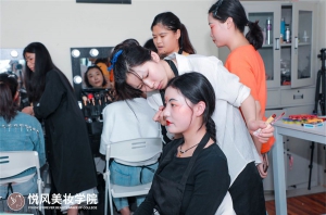 学化妆，哪所学校更适合零基础？悦风美妆值得关注