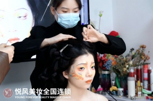 想学化妆、美甲美睫就到悦风美妆学院！